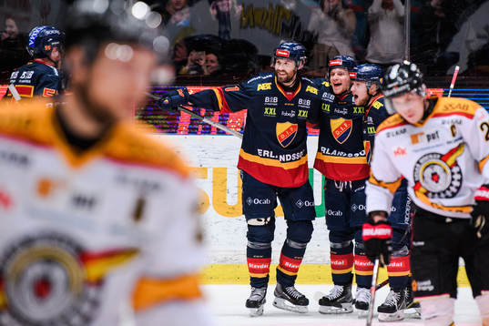 Djurgårdens Dick Axelsson jublar med lagkamrater