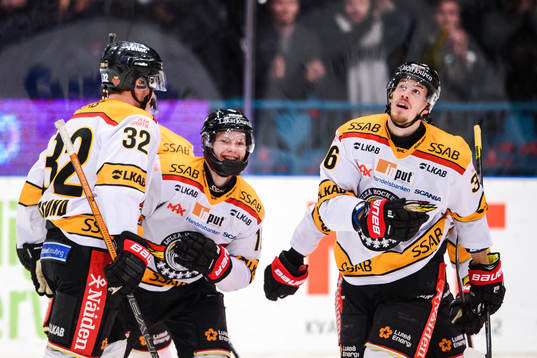 Luleås Oscar Engsund och Lucas Jidenius jublar