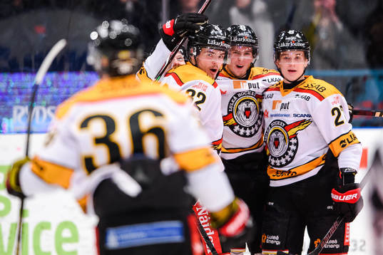 Luleås Oscar Engsund och Lucas Jidenius jublar
