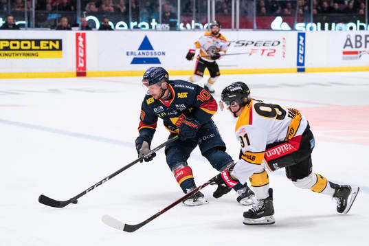 Djurgårdens Niclas Bergfors och Luleås Austin Farley