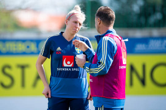Sandra Adolfsson i samtal med förbundskapten Peter