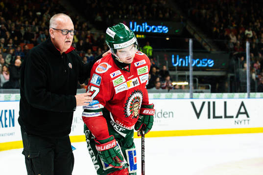 Frölundas Ponthus Westerholm leds av isen med hjälp av