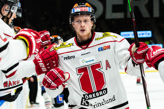Örebros Linus Arnesson  jublar