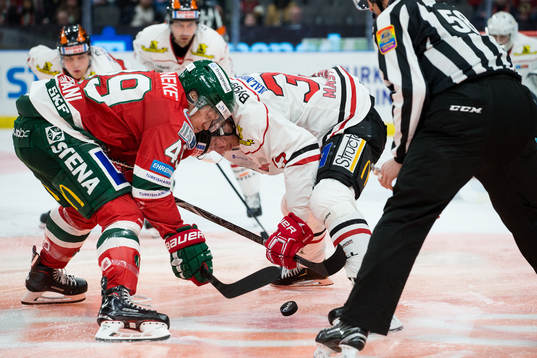 Frölundas Rhett Rakhshani tekar mot Örebros Christopher
