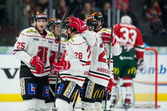 Örebros Linus Arnesson jublar med lagkamrater