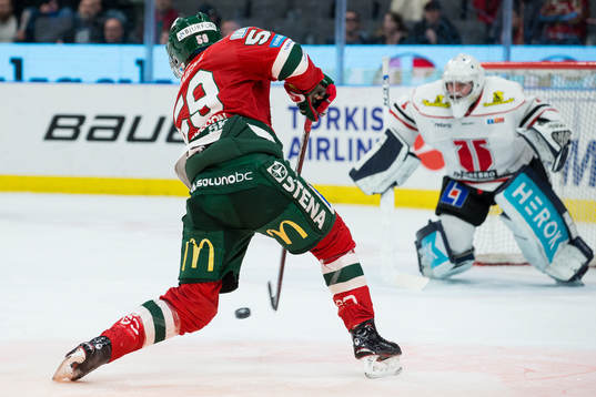 Frölundas Simon Hjalmarsson skjuter 1-0 bakom Örebros