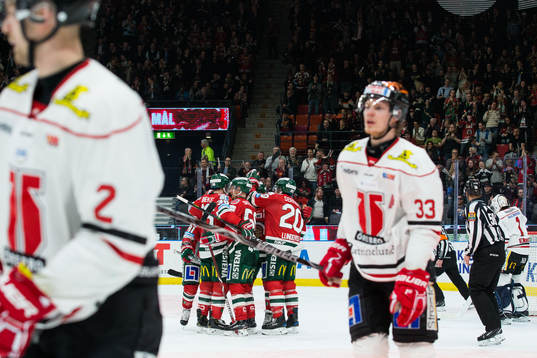 Frölundas Simon Hjalmarsson jublar med lagkamrater