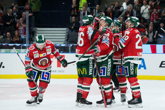 Frölundas Simon Hjalmarsson jublar med lagkamrater