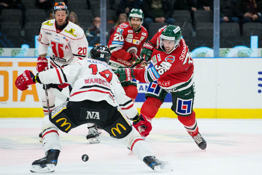 Frölundas Brandon Gormley skjuter ett skott