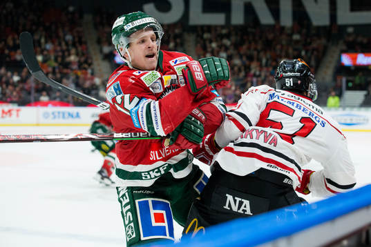 Frölundas Max Friberg tacklar Örebros Kristian Näkyvä