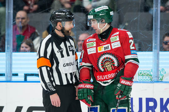 Domare Marcus Linde pratar med Frölundas Ponthus Westerholm