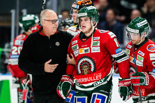 Frölundas Samuel Fagemo får hjälp av isen