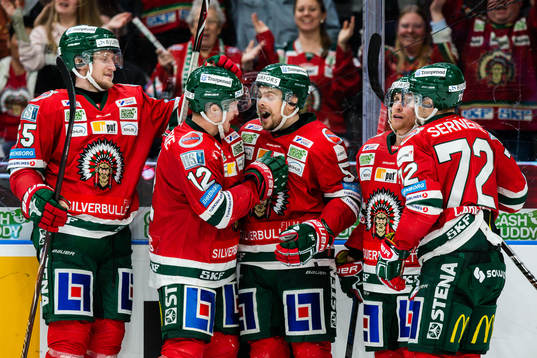 Frölundas Mats Rosseli Olsen jublar med lagkamrater