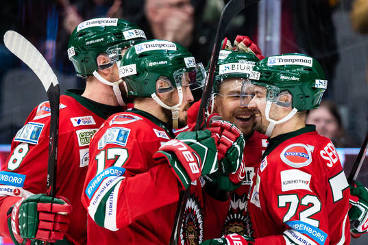 Frölundas Mats Rosseli Olsen jublar med lagkamrater