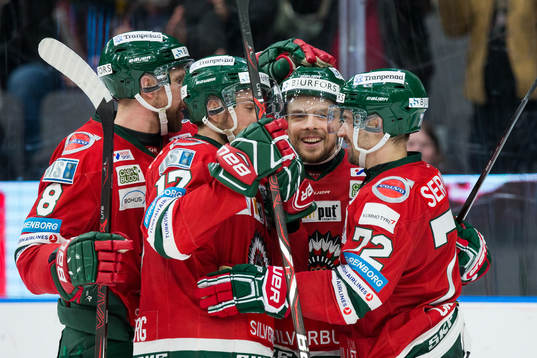 Frölundas Mats Rosseli Olsen jublar med lagkamrater