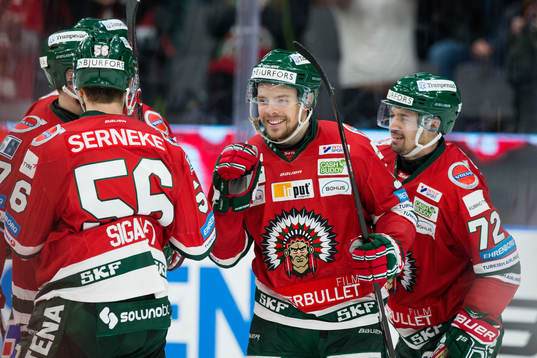 Frölundas Mats Rosseli Olsen jublar med lagkamrater