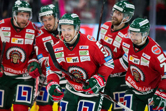 Frölundas Mats Rosseli Olsen jublar med lagkamrater