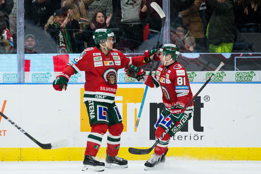 Frölundas Mattias Nörstebö jublar ihop med Ryan Lasch