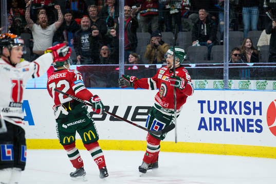 Frölundas Mats Rosseli Olsen jublar ihop med Patrik