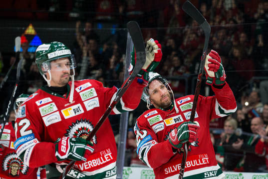 Frölundas Patrik Carlsson och Joel Lundqvist tackar