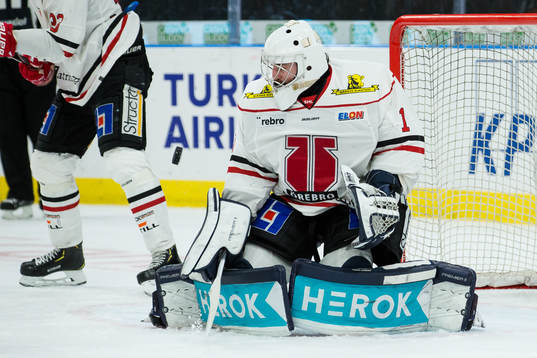 Örebros målvakt Jhonas Enroth räddar ett skott