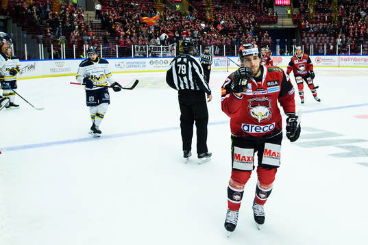 Malmö Redhawks Konstantin Komarek jublar