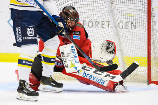 Malmö Redhawks målvakt Oscar Alsenfelt räddar