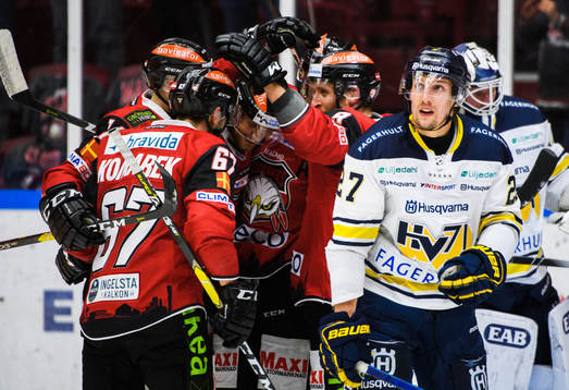 Malmö Redhawks Frederik Storm jublar med lagkamrater med