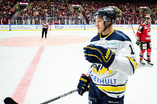 s Simon Önerud jublar