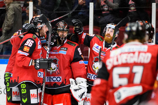 Malmö Redhawks spelare jublar med målvakt Oscar Alsenfelt