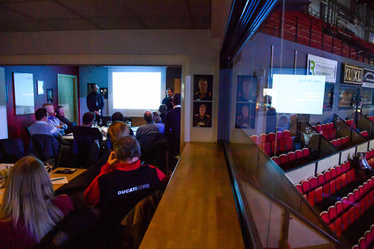 Brynäs tränare Magnus Sundquist med en presentation för