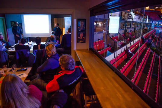 Brynäs tränare Magnus Sundquist med en presentation för