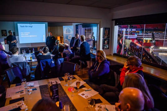 Brynäs tränare Magnus Sundquist med en presentation för