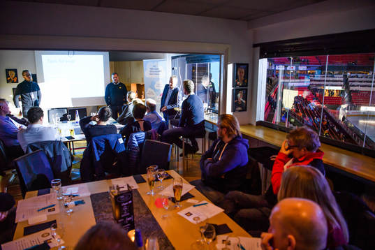 Brynäs tränare Magnus Sundquist med en presentation för