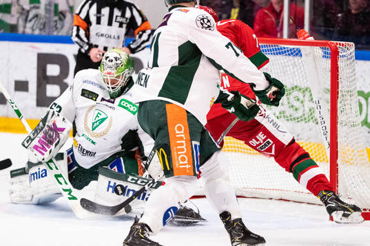 Färjestads målvakt Markus Svensson och Moras m77+