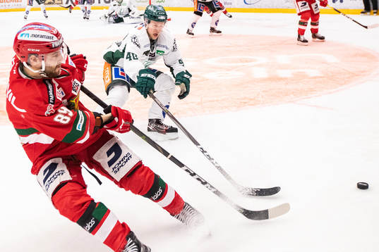 Moras Ryan Johnston och Färjestads Christopher Bengtsson