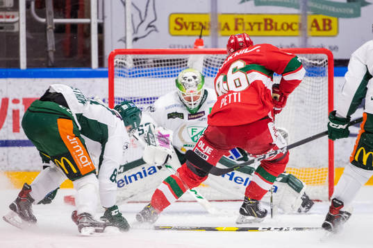 Färjestads Theodor Lennström och målvakt Markus Svensson