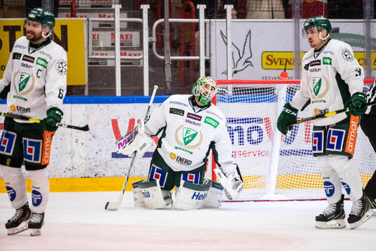 Färjestads målvakt Markus Svensson och Jens Westin och