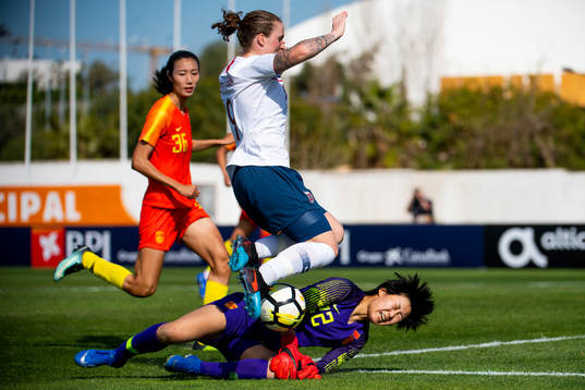 Isabell Herlovsen of Norway and goalkeeper Wang Shimeng of