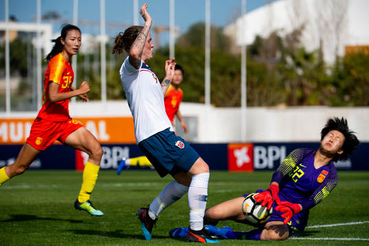 Isabell Herlovsen of Norway and goalkeeper Wang Shimeng of