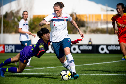Isabell Herlovsen of Norway and goalkeeper Wang Shimeng of