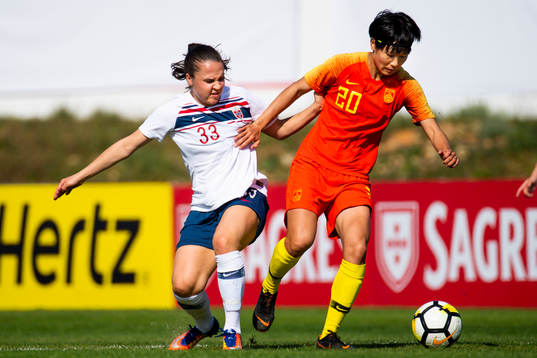 Heidi Elisabeth Ellingsen of Norway and Zhang Rui of China