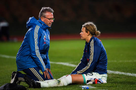 Goalkeeper trainer Tomas Håkansson and goalkeeper Cajsa