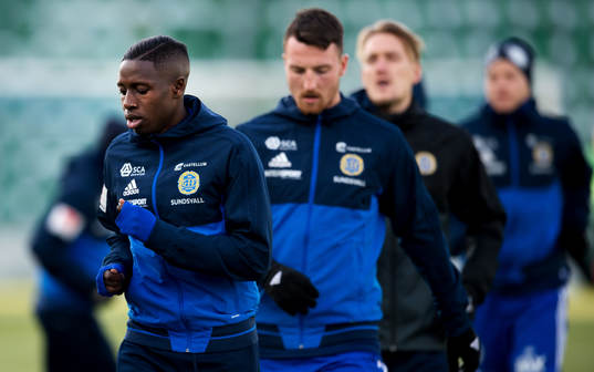 Sundsvalls Pa Konate värmer upp innan vänskapsmatchen