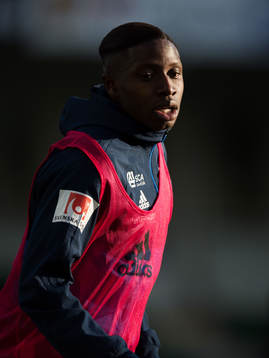 Sundsvalls Pa Konate värmer upp innan vänskapsmatchen