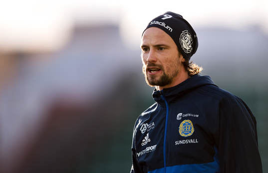 Sundsvalls Linus Hallenius värmer upp innan