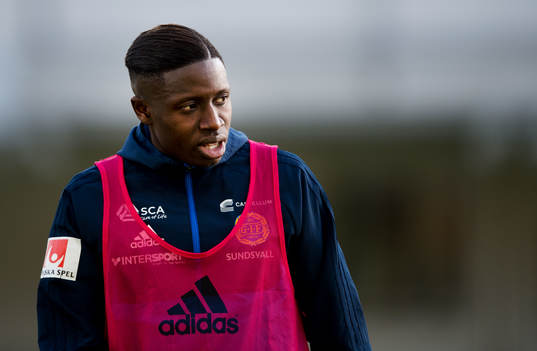 Sundsvalls Pa Konate värmer upp innan vänskapsmatchen