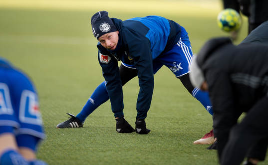Sundsvalls Tobias Eriksson värmer upp innan