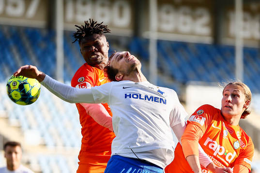 IFK Norrköpings Lars Krogh Gerson i nickduell med AFC