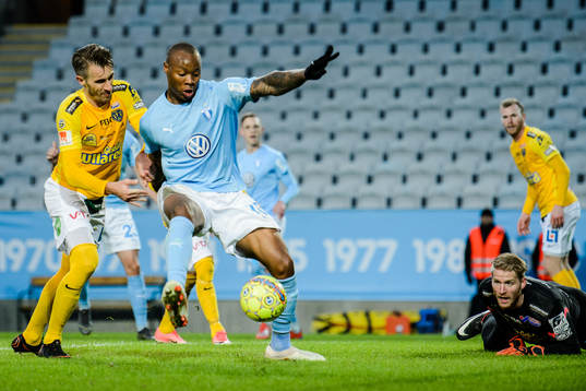 Malmö FFs Carlos Strandberg oroar framför Falkenbergs